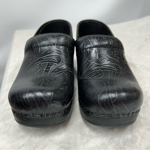 Dansko Tooled Leather Clogs Mules Black Paisley Casual Nurse Work Women's 36 - Picture 2 of 11